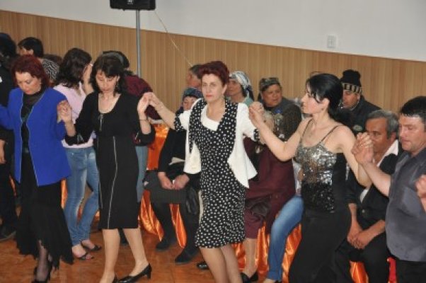 Imagini de la petrecerea uneperistă din Saraiu